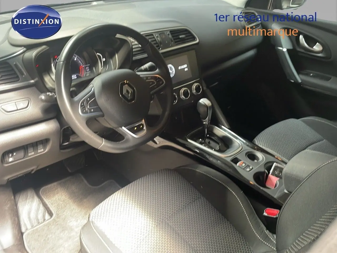 Intérieur du Renault Kadjar 2021 vu côté conducteur, avec tableau de bord moderne et console centrale équipée d'une boîte automatique.