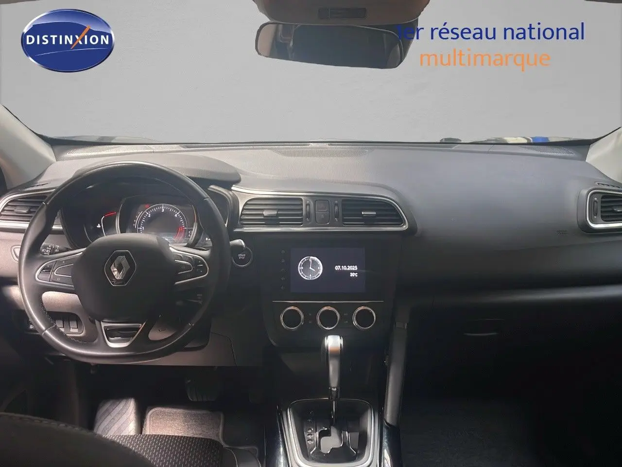 Vue intérieure du tableau de bord du Renault Kadjar 2021, avec volant multifonction et écran central allumé.