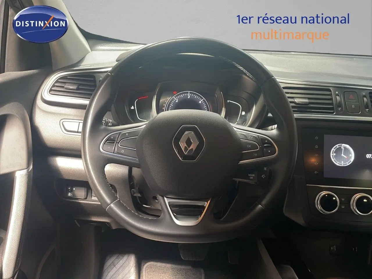 Vue rapprochée du volant et du tableau de bord noir du Renault Kadjar Bluetci 115ch EDC Business 2021.