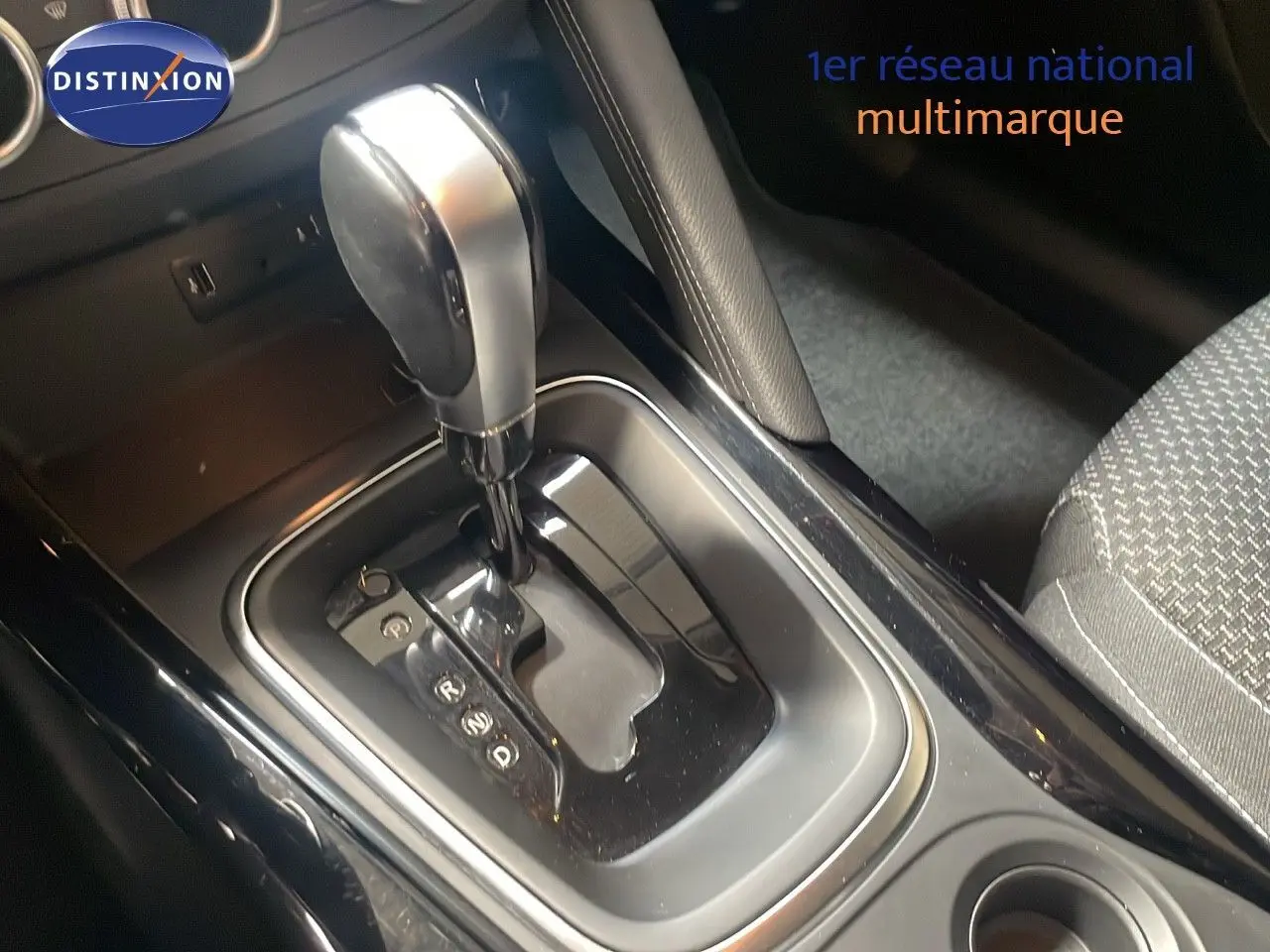 Le levier de vitesses automatique de la Renault Kadjar Bleu Foncé Métal vu en gros plan dans l'habitacle côté conducteur.