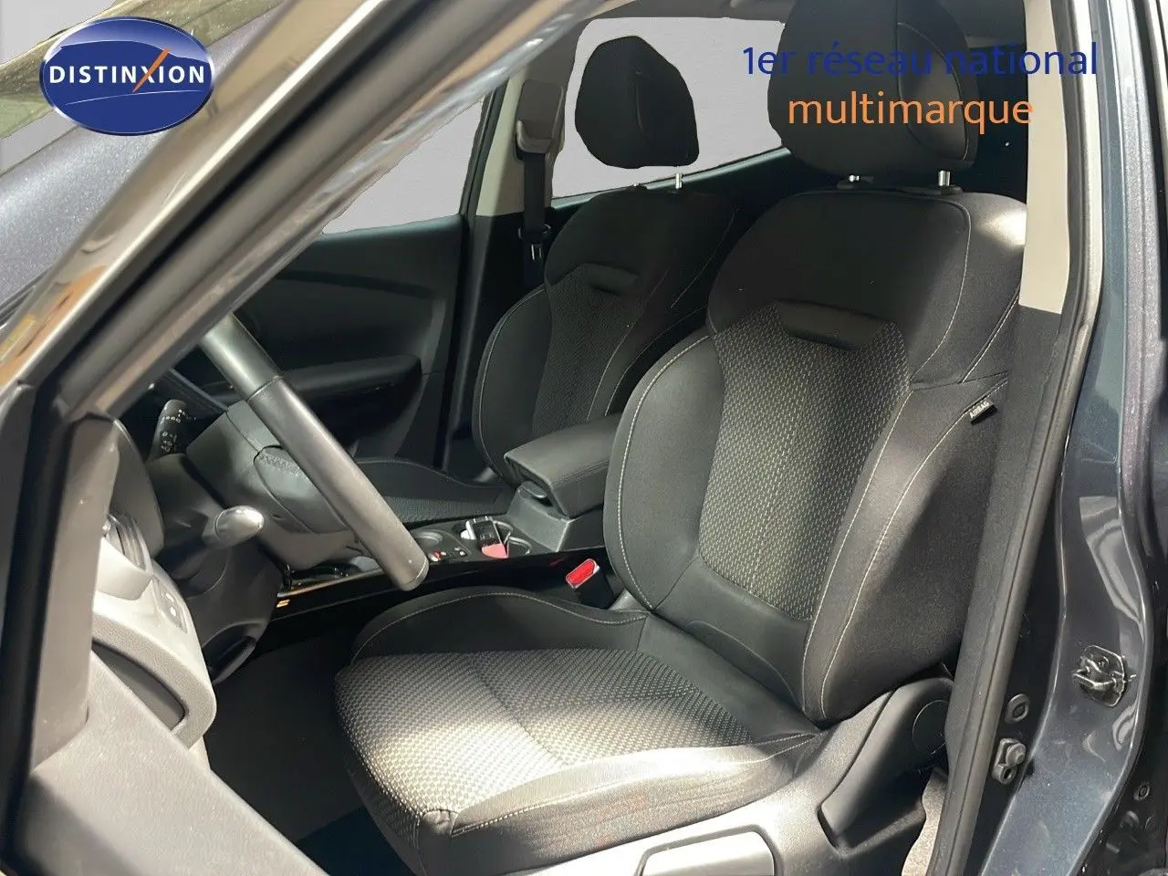 Intérieur du Renault Kadjar bleu foncé, vue côté conducteur sur les sièges avant en tissu noir.