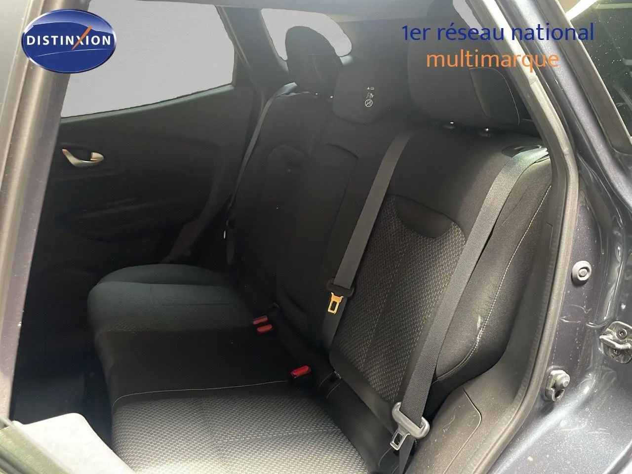 Vue intérieure du siège arrière côté droit d'un Renault Kadjar bleu foncé, avec ceinture de sécurité attachée.