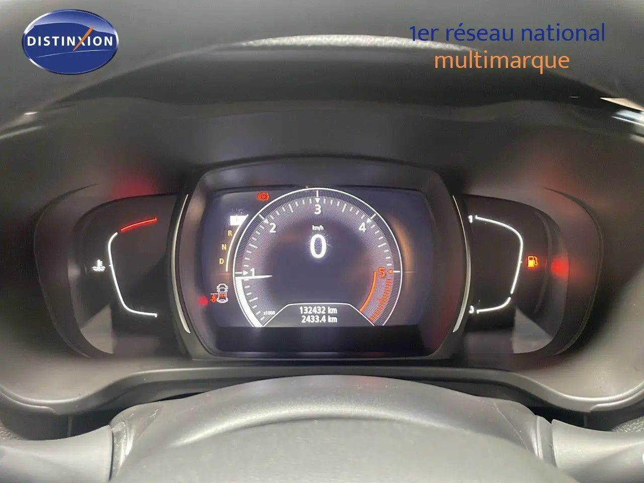 Vue rapprochée du tableau de bord numérique du Renault Kadjar bleu foncé, affichant 132432 km au compteur.