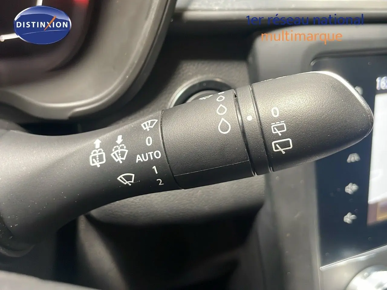 Le levier de commande des essuie-glaces du Renault Kadjar bleu foncé, avec pictogrammes blancs visibles.