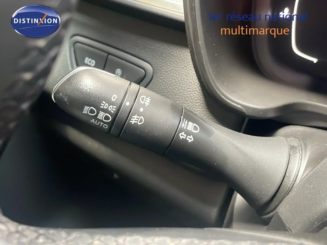 Gros plan sur la commande des phares et clignotants dans l'habitacle du Renault Kadjar bleu foncé 2021.