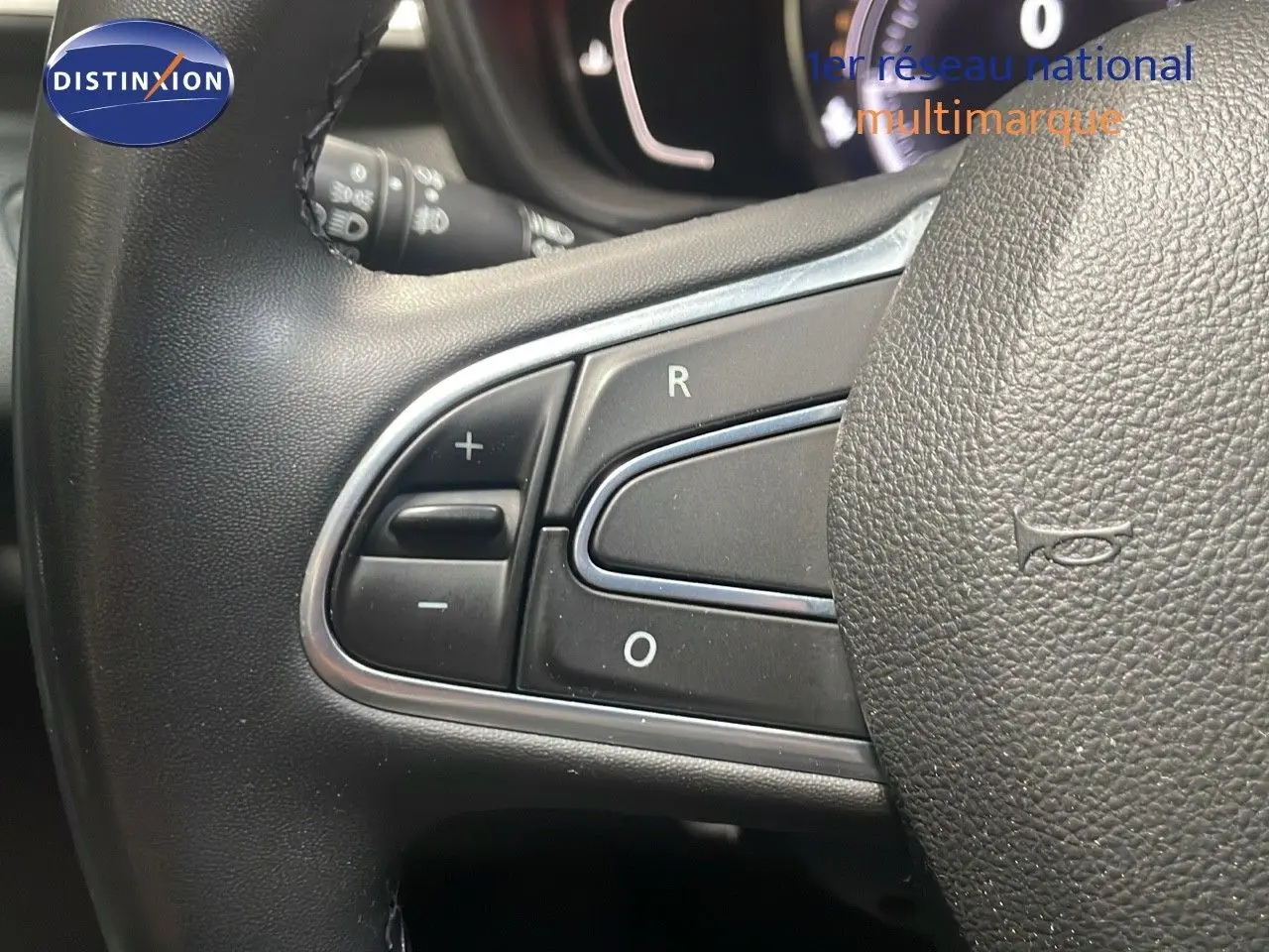Gros plan sur les commandes au volant noir du Renault Kadjar bleu foncé, version Business diesel 2021.