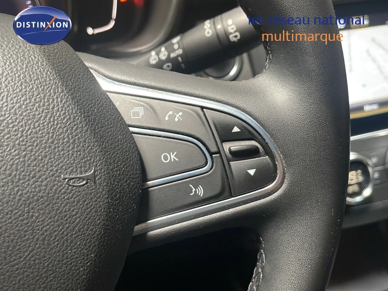 Gros plan sur les commandes au volant du Renault Kadjar 2021, finition Business, avec boutons multifonctions et cuir noir.