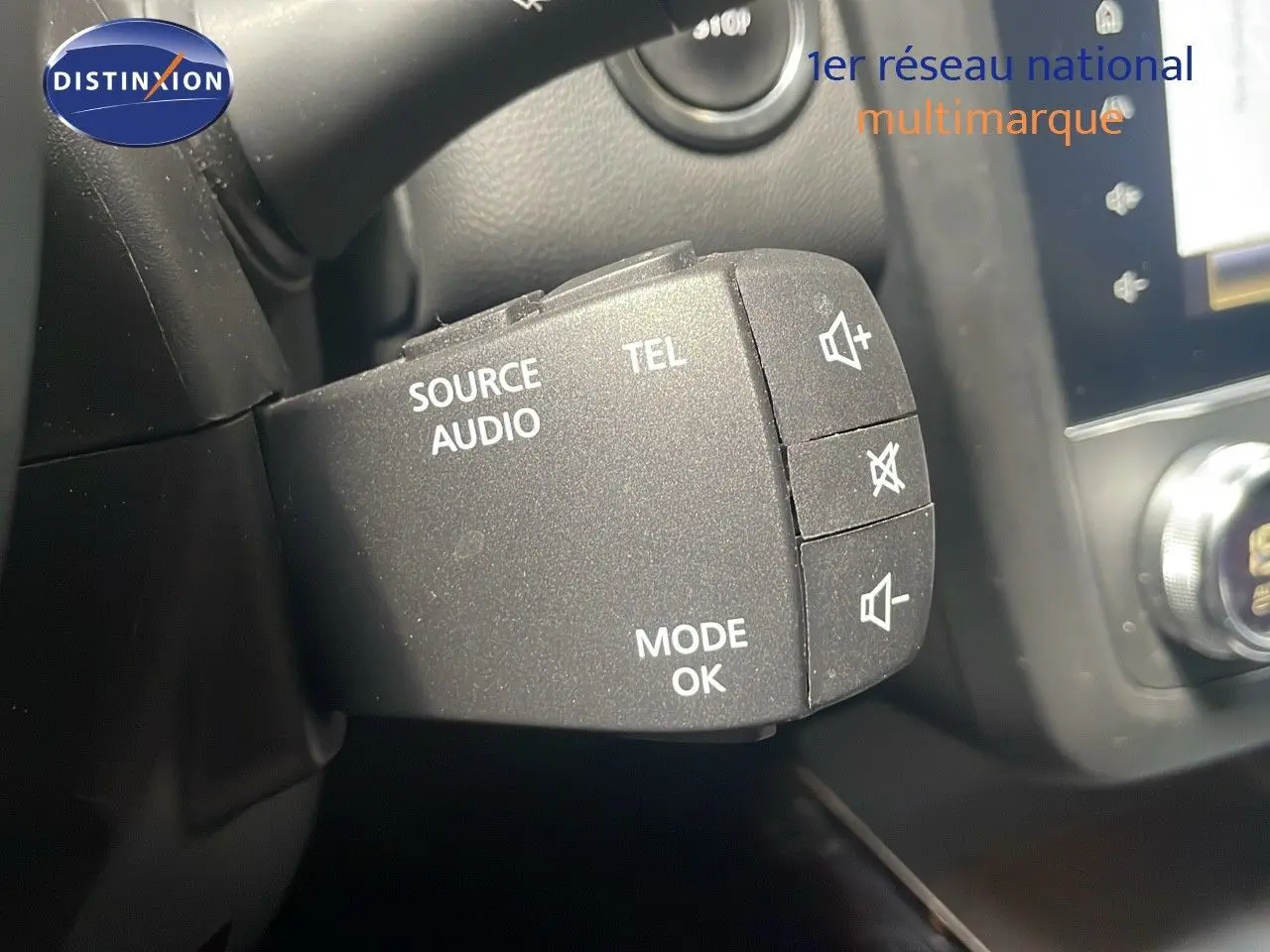 Commande audio au volant du Renault Kadjar 2021, boutons pour source, téléphone et volume, intérieur noir.