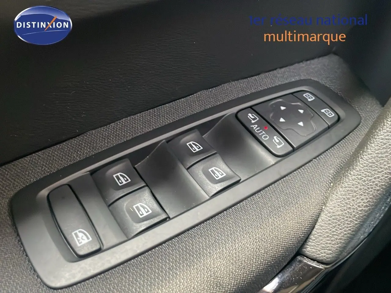 Gros plan sur les commandes des vitres électriques côté conducteur du Renault Kadjar bleu foncé 2021.