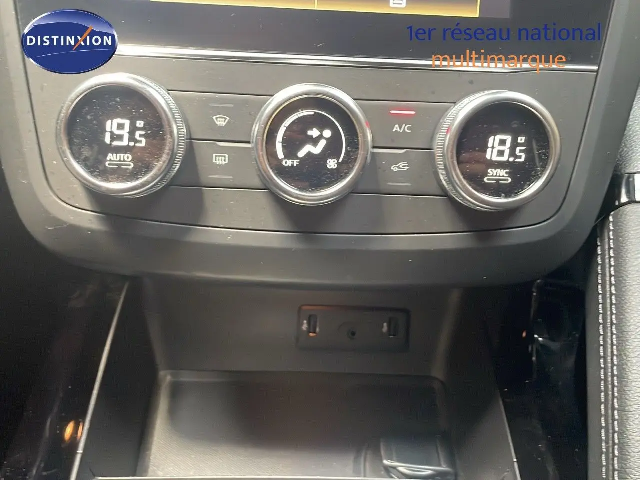 Tableau de bord du Renault Kadjar 2021 avec commandes de climatisation et prises USB visibles en gros plan.