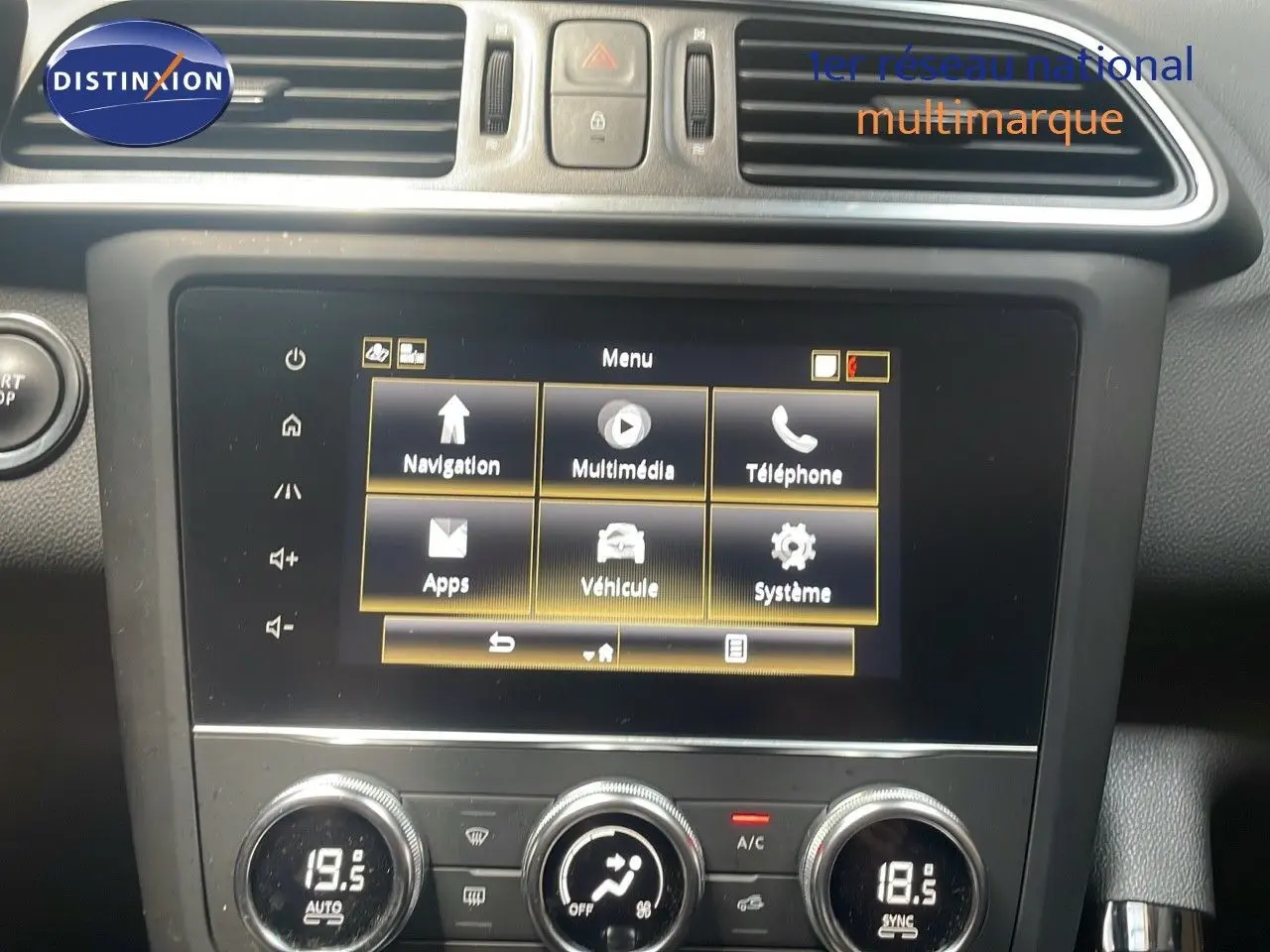 Vue rapprochée de la console centrale du Renault Kadjar bleu foncé, affichant l'écran tactile multimédia et les commandes de climatisation.