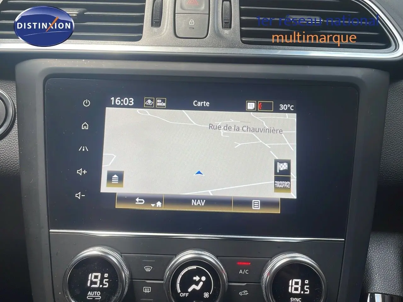 Écran tactile central du tableau de bord du Renault Kadjar 2021 avec navigation et commandes climatisation visibles.