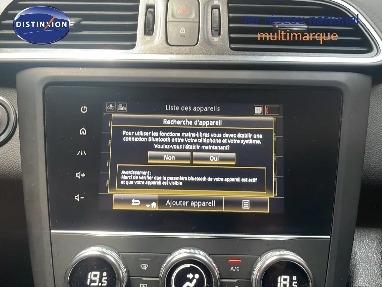 Vue rapprochée de l'écran tactile central et des commandes de climatisation du Renault Kadjar 2021.