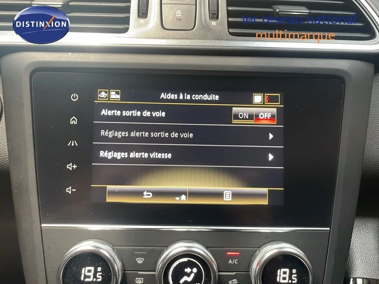 Écran tactile du système d'aide à la conduite du Renault Kadjar 2021, affichant les réglages d'alerte sortie de voie.