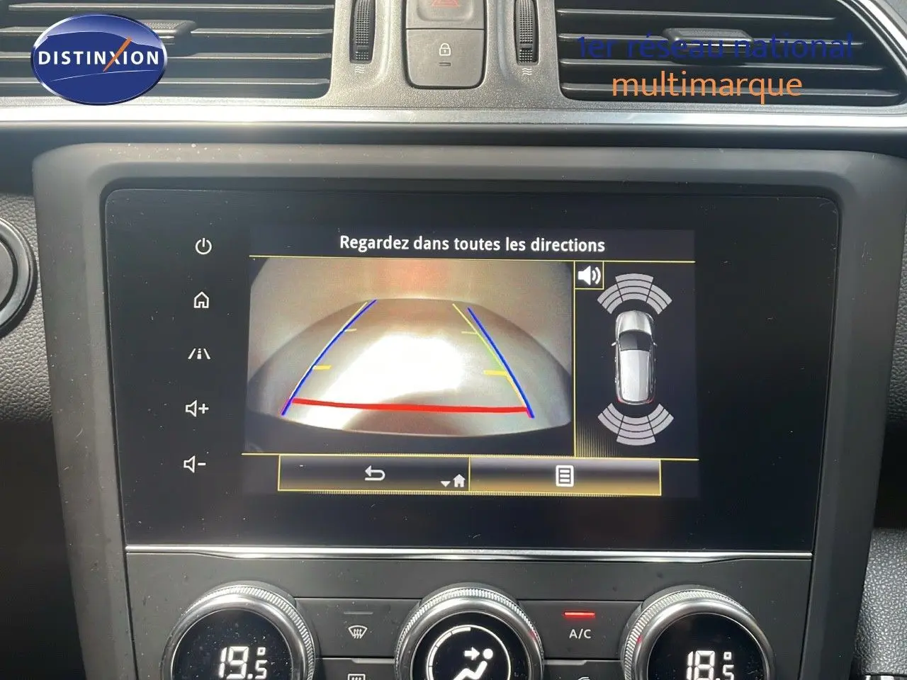 Écran multimédia du Renault Kadjar 2021 montrant la caméra de recul et les capteurs de stationnement.