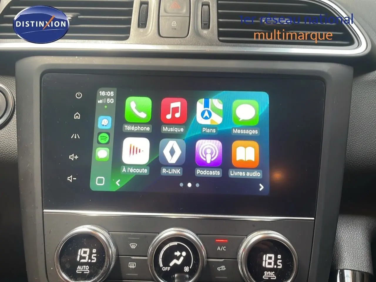 Écran tactile central affichant les applications connectées dans l'habitacle d'un Renault Kadjar 2021.