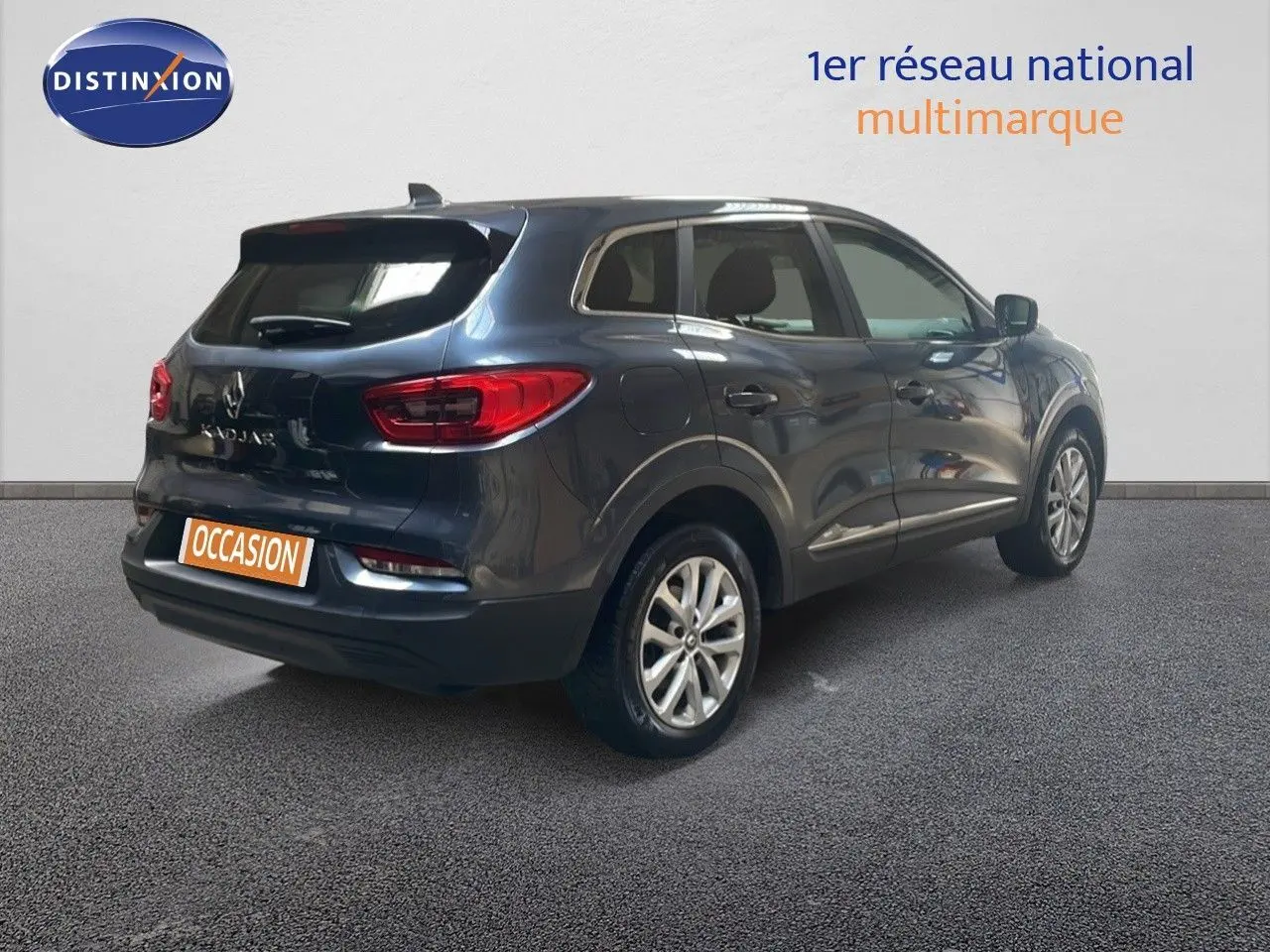 Renault Kadjar bleu foncé métal vu en 3/4 arrière droit, soulignant ses feux LED et jantes alliage.