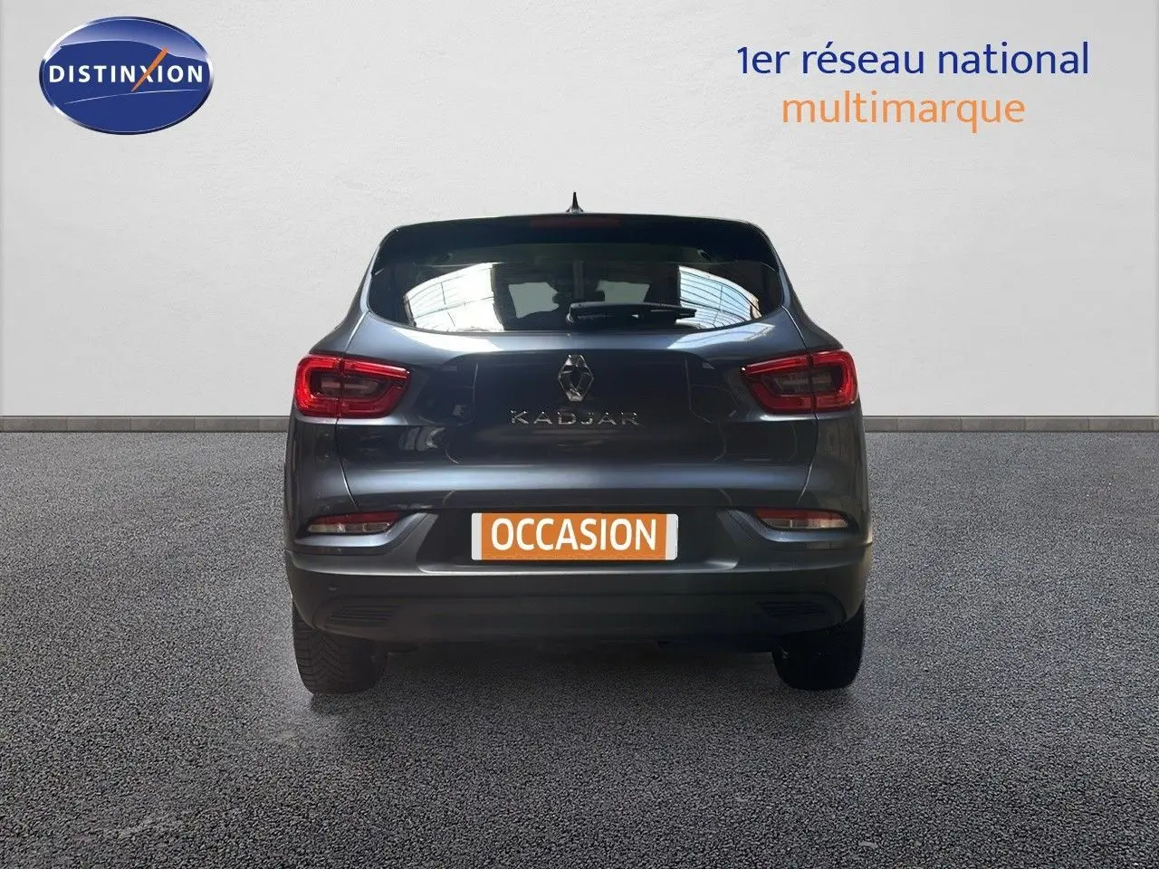 Vue arrière d'un Renault Kadjar bleu foncé métallisé avec feux arrière LED et plaque d'immatriculation "OCCASION".