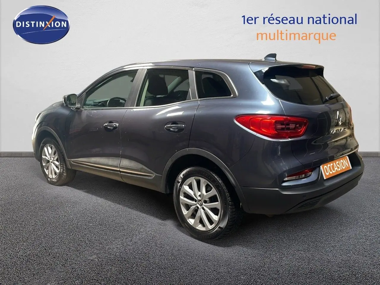 Renault Kadjar bleu foncé métal vu de profil côté gauche, avec feux arrière et jantes alliage visibles.