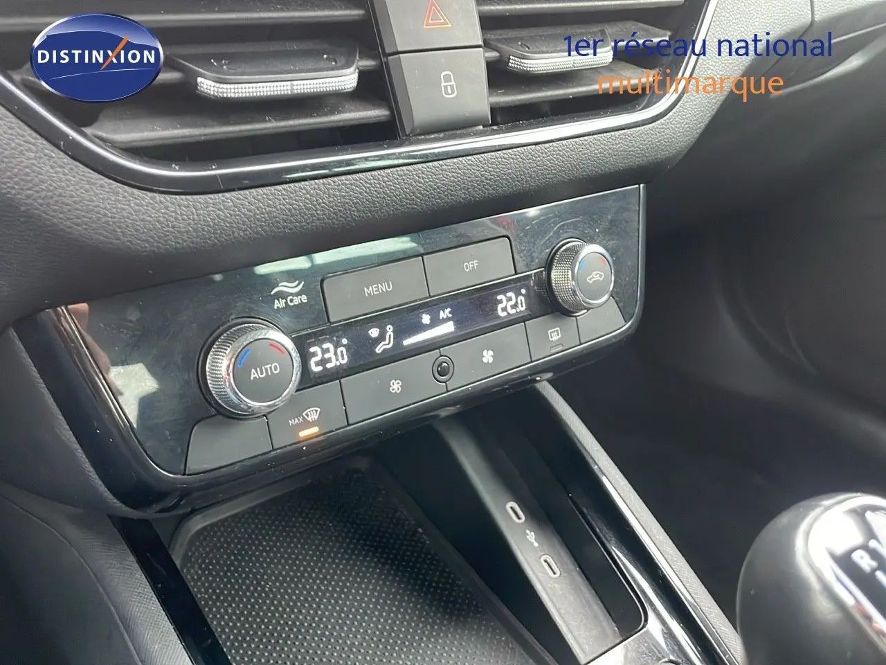Console centrale du Skoda Kamiq 2024 avec climatisation automatique et levier de vitesses manuel visible.