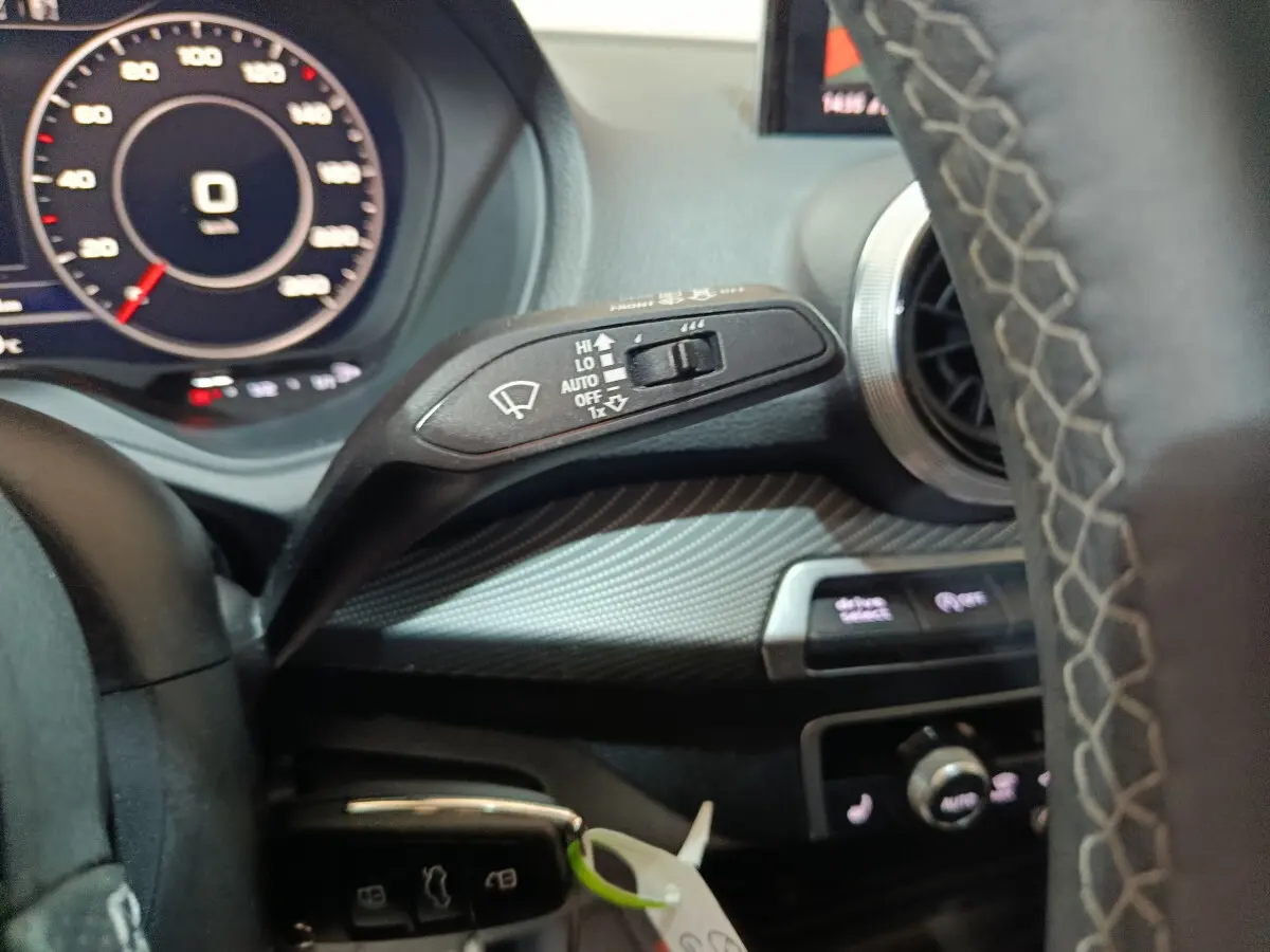 Gros plan sur le commodo d’essuie-glace côté gauche du tableau de bord noir de l’Audi Q2 35 TFSI 2022.