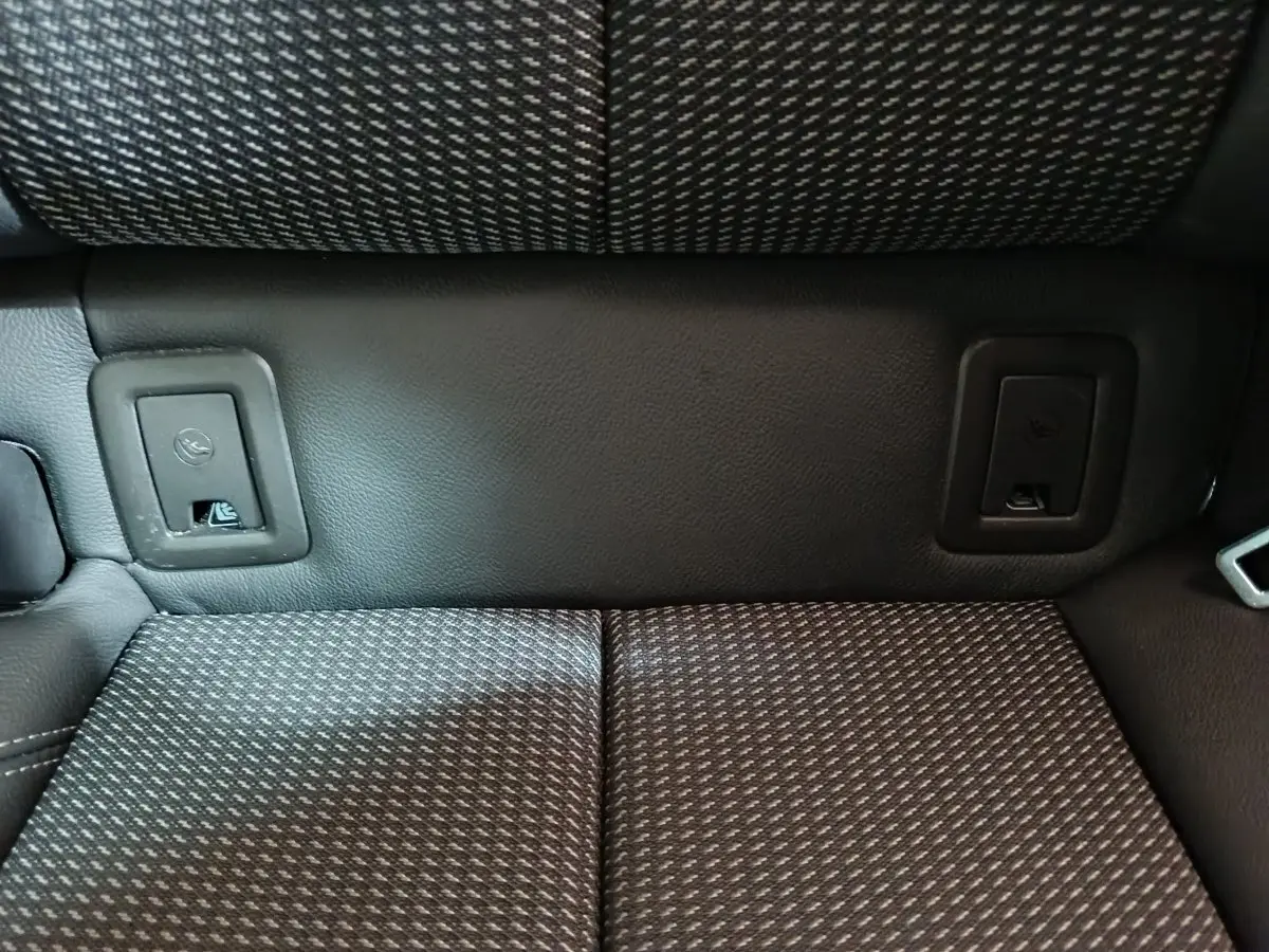 Gros plan sur la banquette arrière noire et grise de l'Audi Q2 35 TFSI 150 S Line Plus avec fixations Isofix visibles.