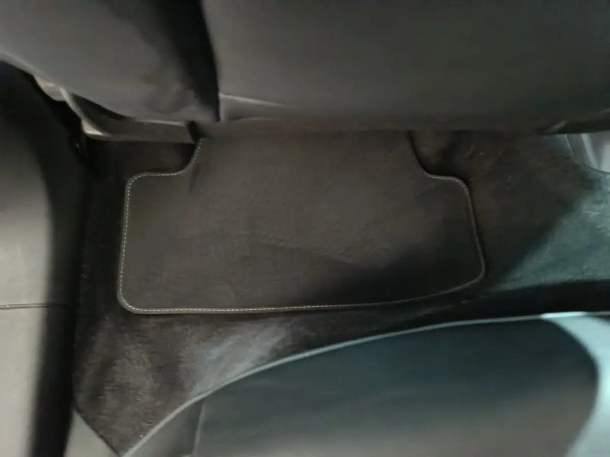 Plancher arrière noir avec tapis de sol et siège en cuir visible dans l'Audi Q2 35 TFSI S Line Plus 2022