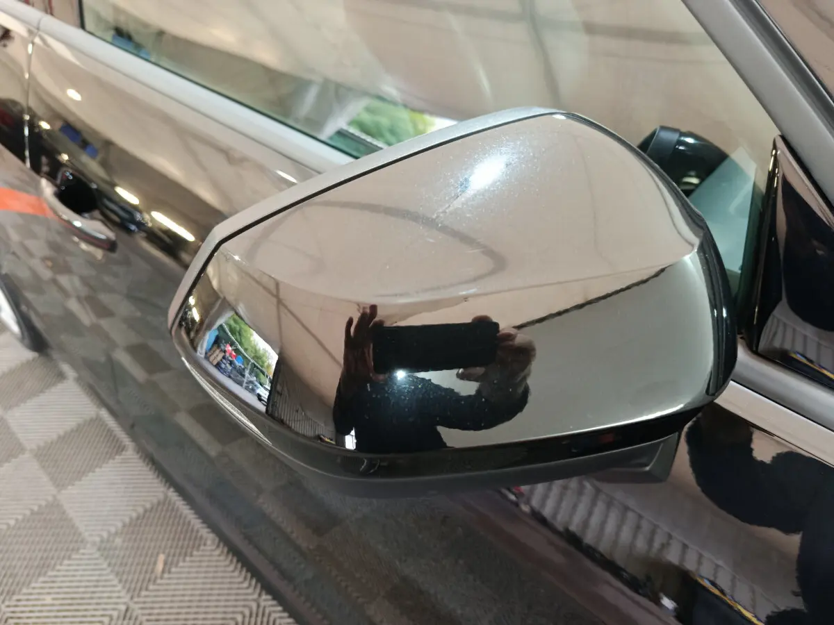 Rétroviseur droit noir brillant de l'Audi Q2 35 TFSI 150 S Line Plus 2022 avec carrosserie noire réfléchissante.