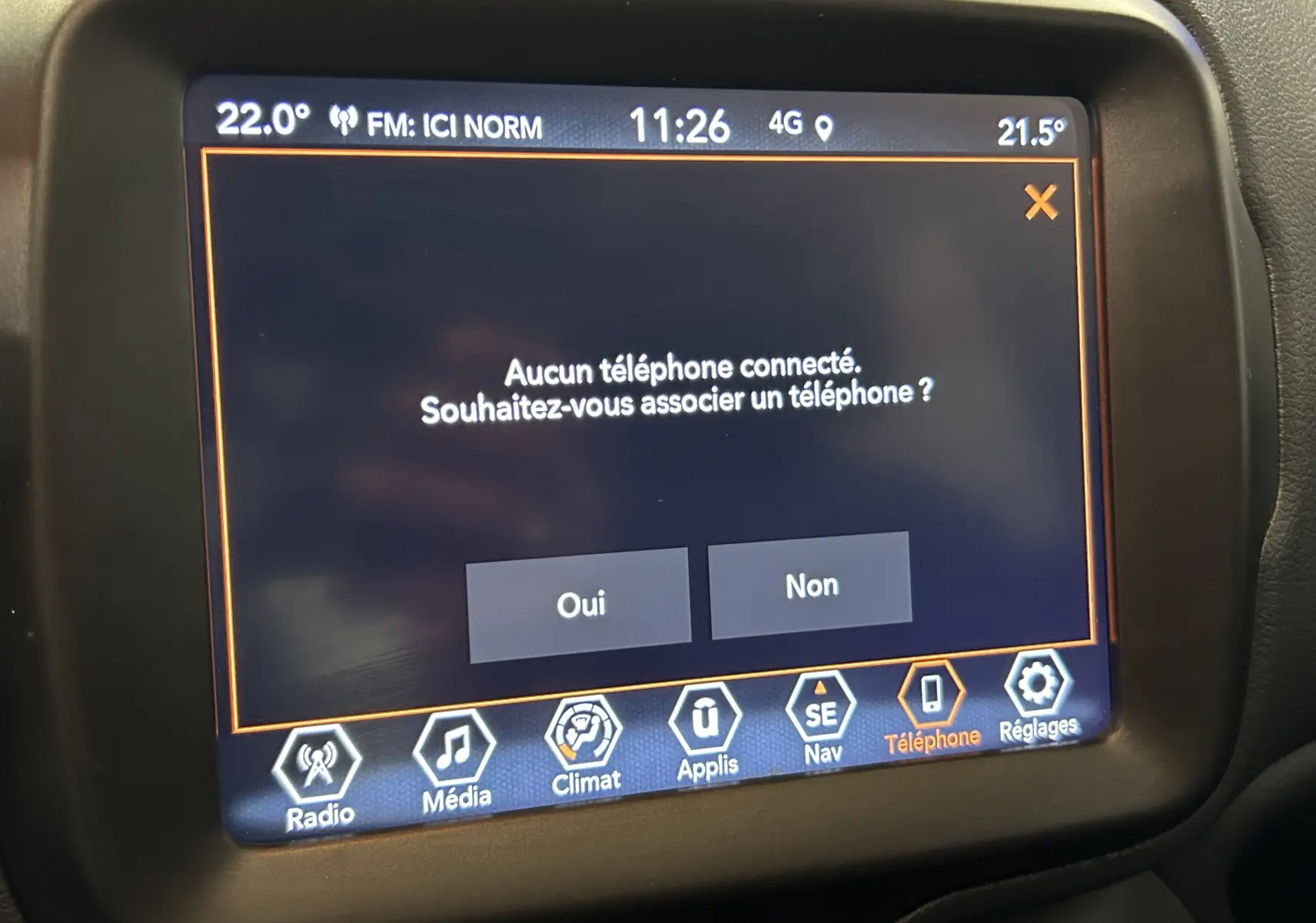 Écran tactile central du Jeep Renegade 2023 affichant la connexion téléphone, avec interface en français et cadre noir.