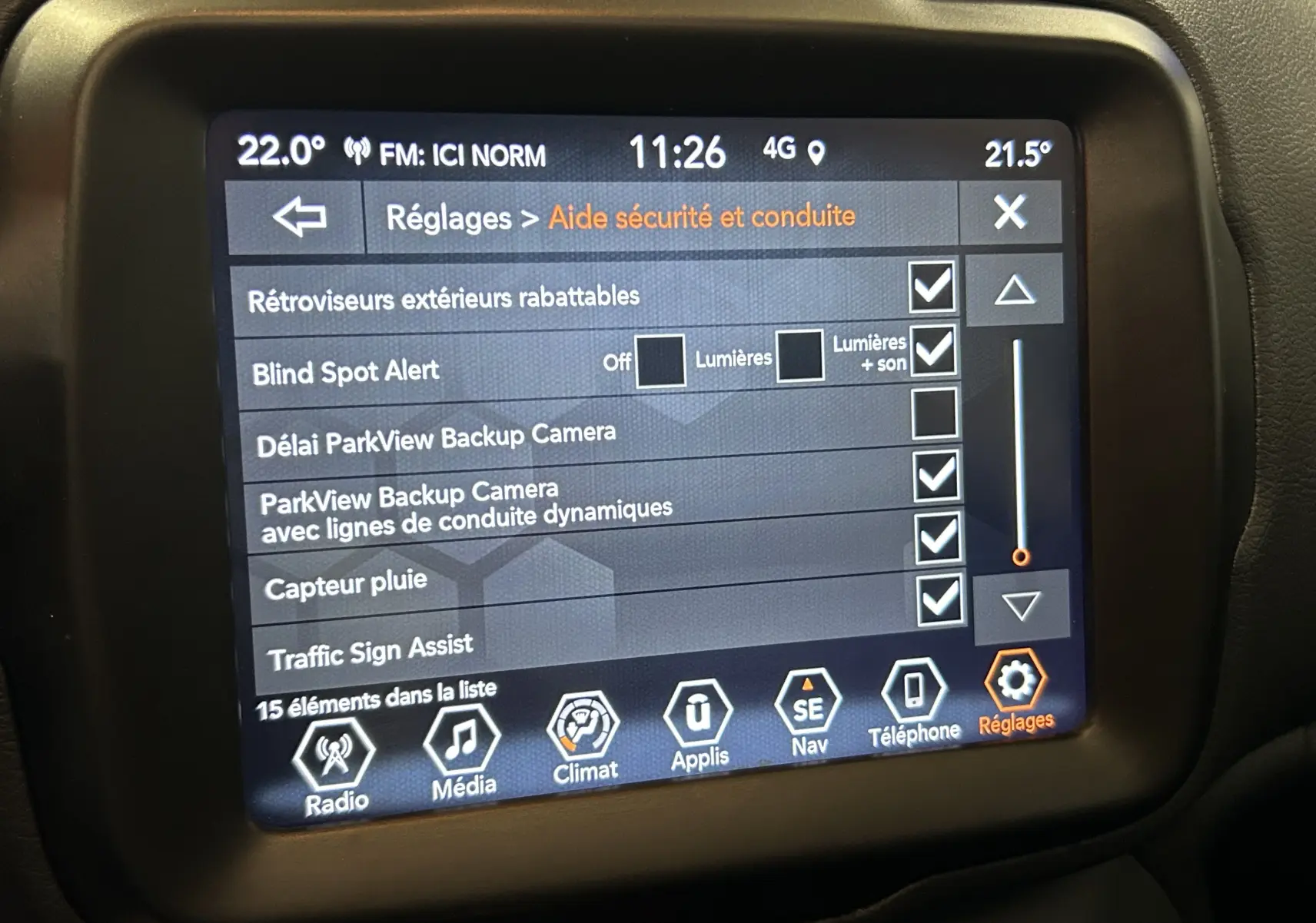 Écran tactile central du Jeep Renegade 2023 affichant les réglages d’aide à la conduite et sécurité.