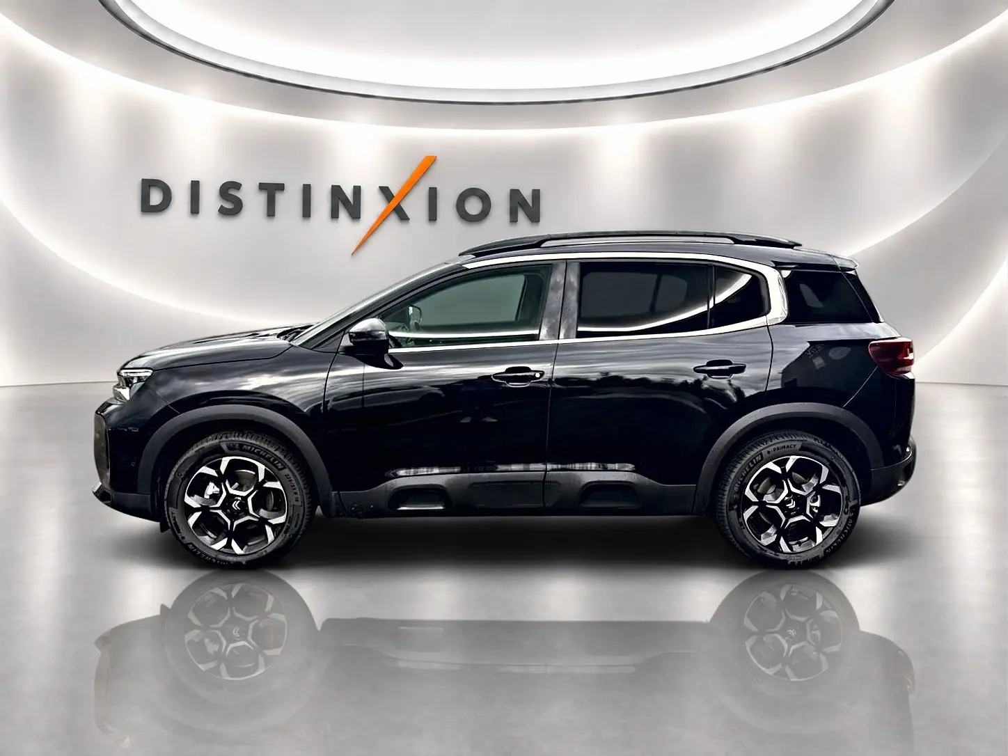Profil droit du Citroën C5 Aircross noir 2025 avec barres de toit et jantes alliage distinctives.