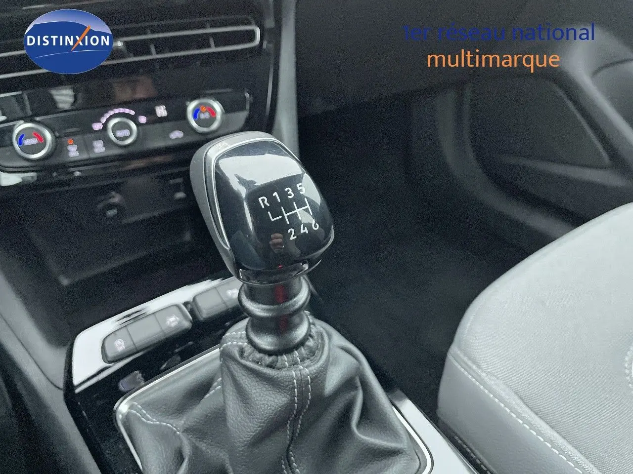 Le levier de vitesses manuel noir de l'Opel Mokka 2021 Diesel, avec la console centrale et les commandes de climatisation visibles.