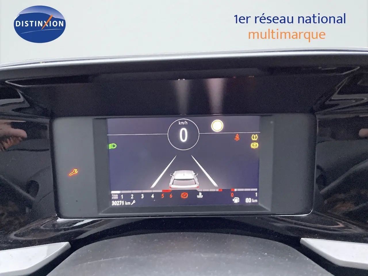 Affichage numérique du tableau de bord de l'Opel Mokka 2021, montrant la vitesse à zéro et l'assistance au maintien de voie.