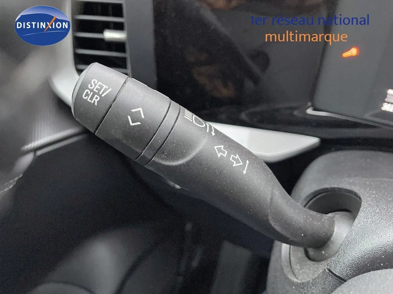 Le levier de clignotant noir de l'Opel Mokka 2021, vue rapprochée de l'intérieur côté gauche du volant.