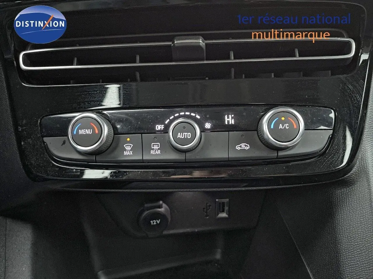 Panneau de commande de climatisation automatique de l’Opel Mokka 2021, avec boutons rotatifs et affichage digital.