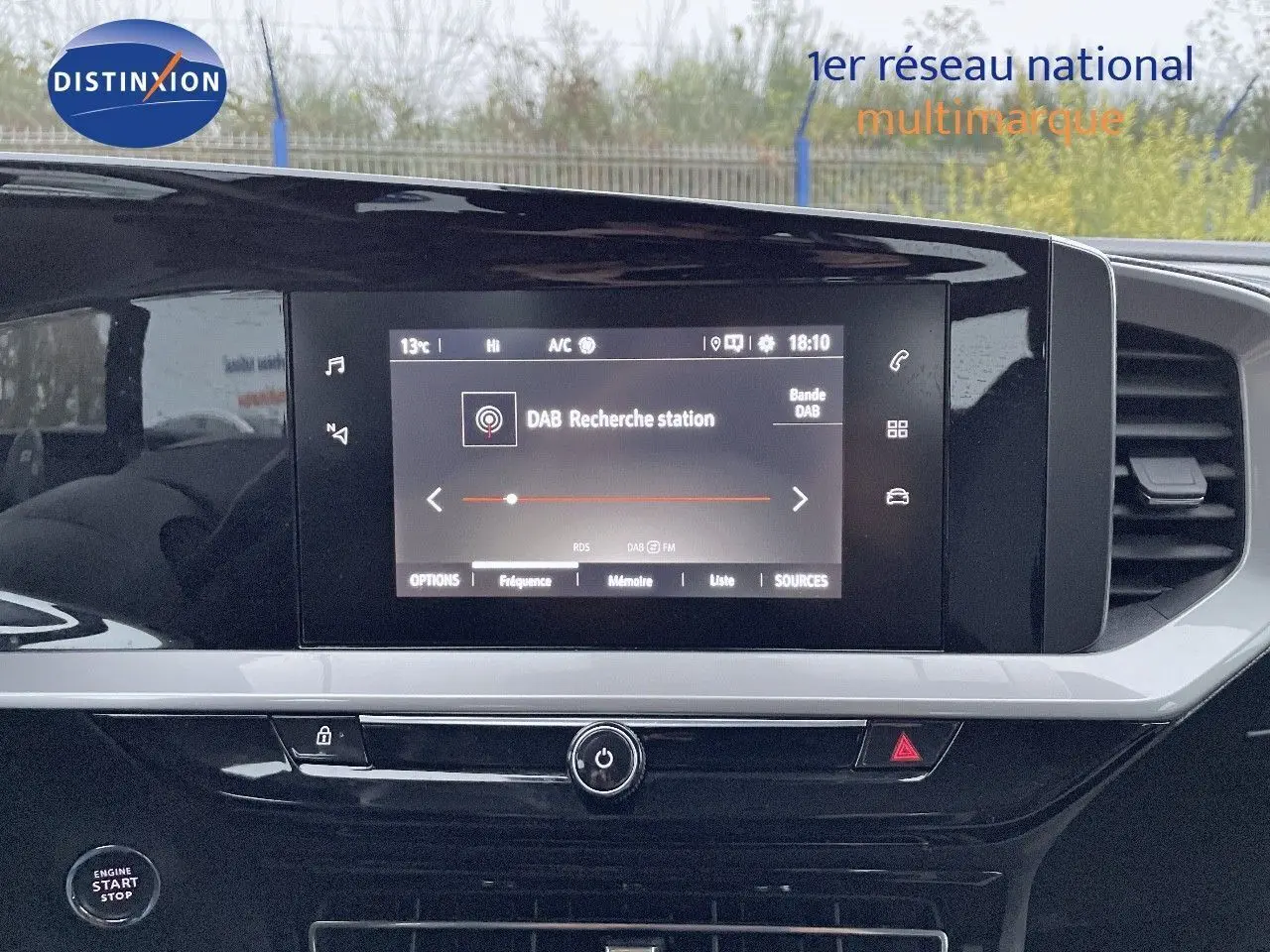 Écran tactile central affichant la recherche DAB dans l'habitacle noir et gris de l'Opel Mokka 2021.