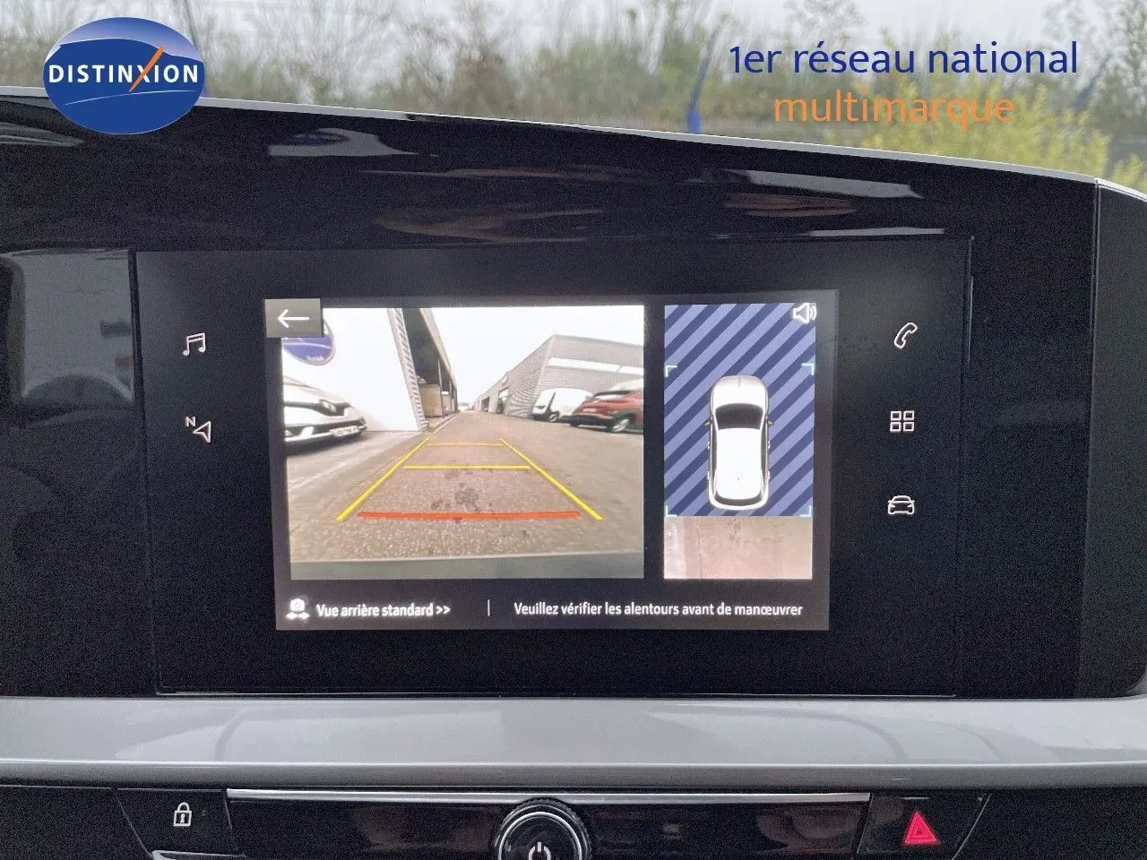 Écran multimédia affichant la caméra de recul et l'aide au stationnement du tableau de bord d'une Opel Mokka gris Artens 2021.