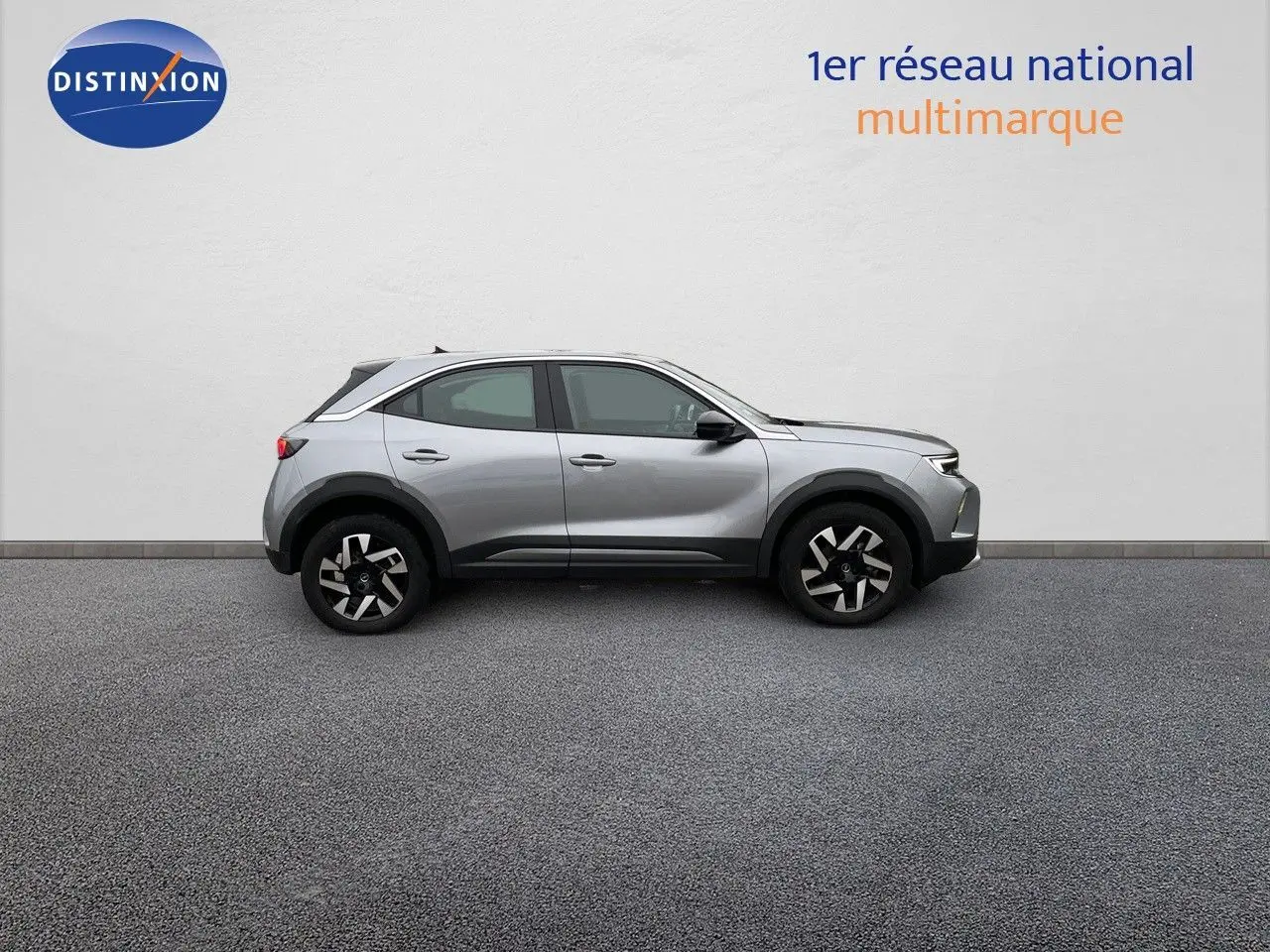 Opel Mokka gris Artens métal vue de profil côté gauche sur fond neutre avec jantes alliage noires et argentées.