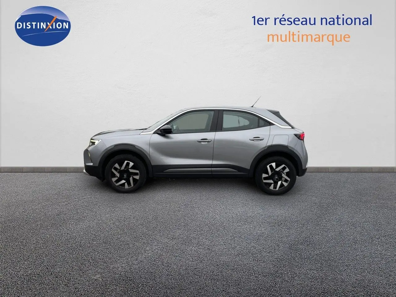 Opel Mokka gris Artens métal en profil côté gauche, soulignant ses jantes noires et lignes modernes.