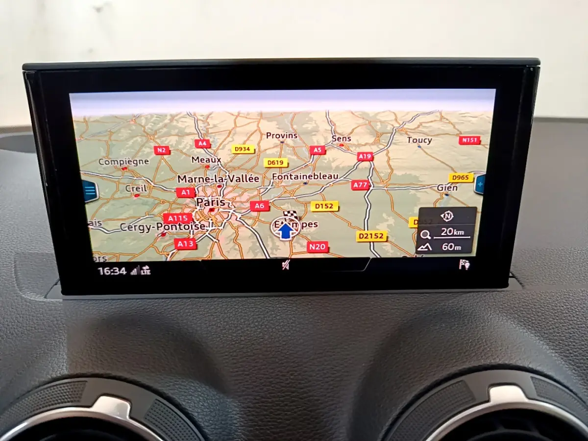 Écran de navigation 7 pouces de l'Audi Q2 35 TDI 150 Design affichant une carte routière, vue intérieure.