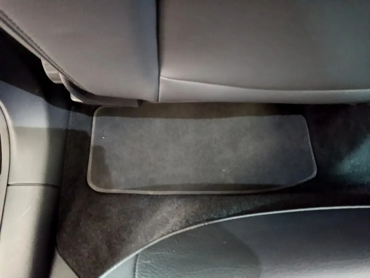 Vue rapprochée du tapis de sol arrière gris foncé sous le siège d’un Audi Q2 35 TDI 150 Design 2020.