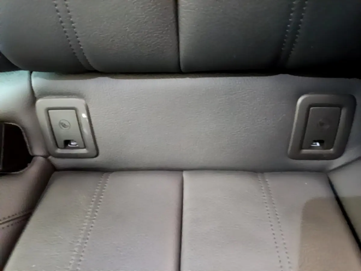 Détail des fixations Isofix sur la banquette arrière en cuir gris foncé de l'Audi Q2 35 TDI 150 Design.