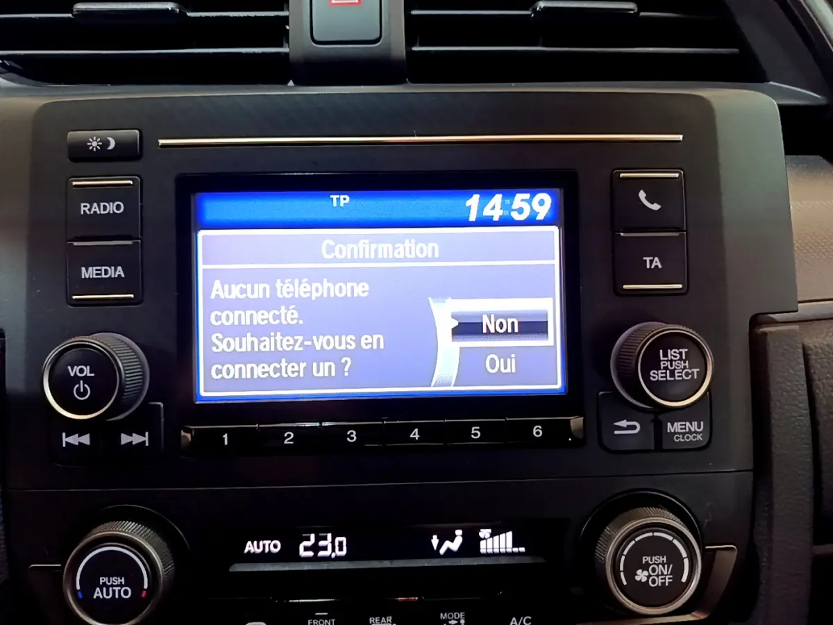 Vue rapprochée de l'écran tactile central et des commandes de la Honda Civic 1.0 i-VTEC Exclusive 2020, intérieur noir.