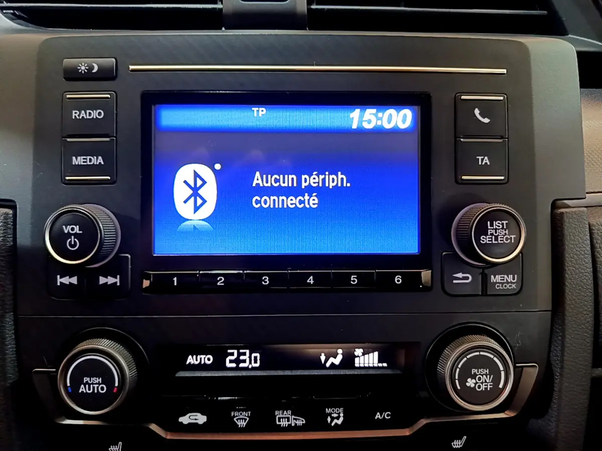 Gros plan sur l'écran tactile central et commandes noires du tableau de bord de la Honda Civic 1.0 i-VTEC Exclusive 2020.