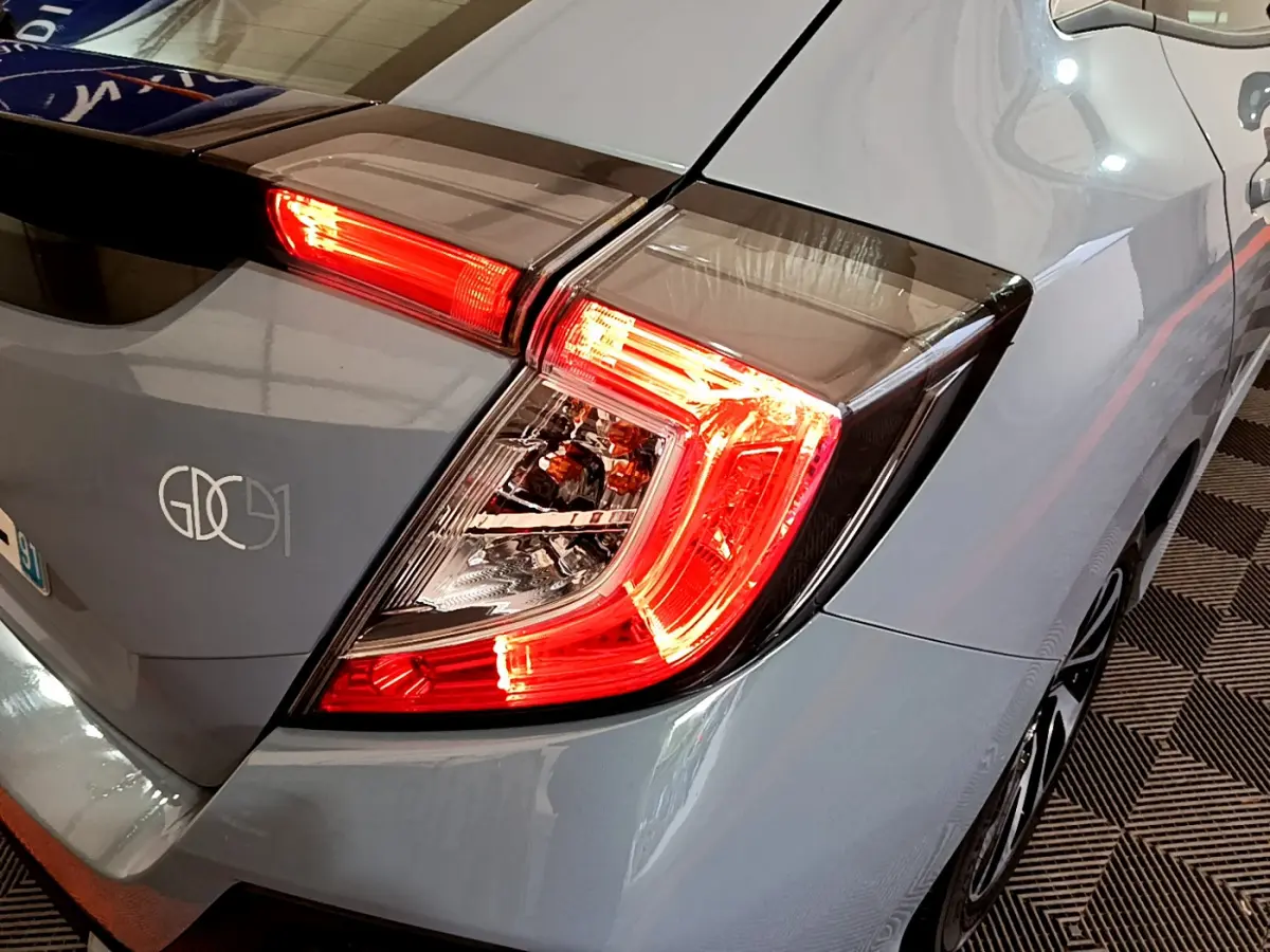 Feu arrière droit allumé sur Honda Civic gris foncé 2020, vue rapprochée du coin arrière droit du véhicule.