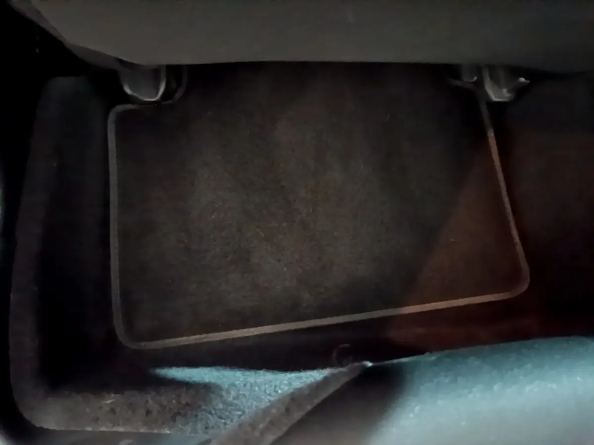 Tapis de sol noir côté conducteur de la Honda Civic 1.0 i-VTEC Exclusive gris foncé 2020, vue intérieure basse