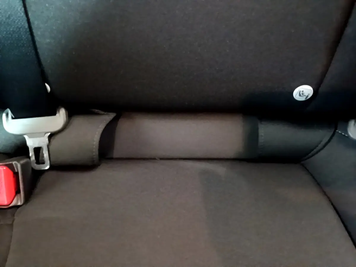 Gros plan sur la banquette arrière noire de la Honda Civic 1.0 i-VTEC Exclusive avec fixation Isofix visible.