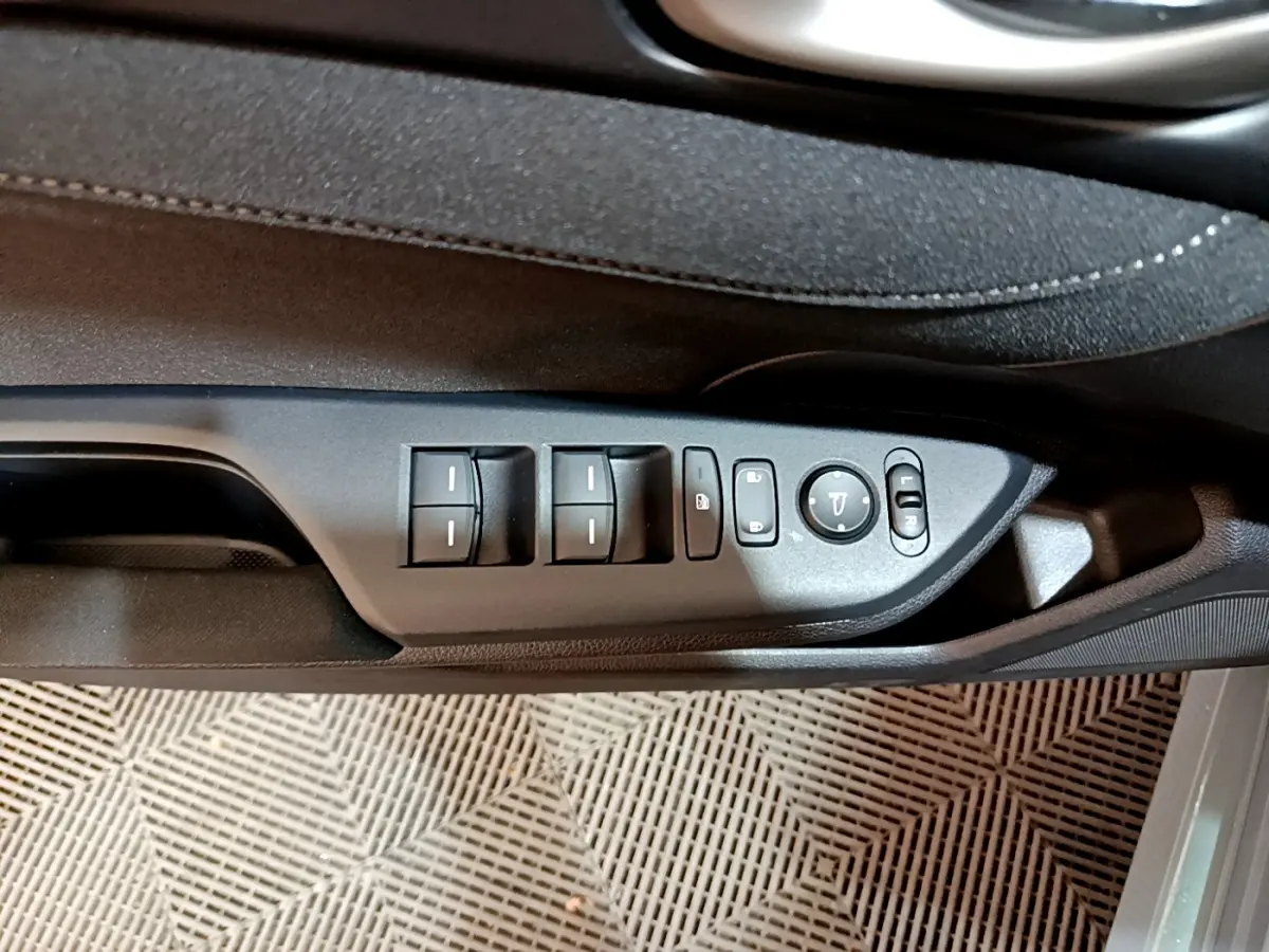Gros plan sur la commande des vitres et rétroviseurs côté conducteur de la Honda Civic 1.0 i-VTEC Exclusive gris foncé.