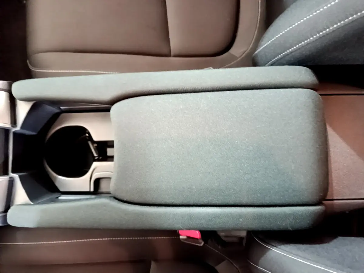 Accoudoir central en tissu gris avec porte-gobelet, intérieur marron de la Honda Civic 1.0 i-VTEC Exclusive 2020