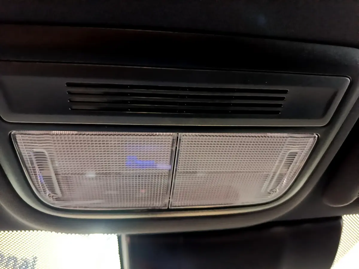 Plafonnier intérieur avec éclairage LED et grille d'aération sur Honda Civic 1.0 i-VTEC Exclusive gris foncé 2020